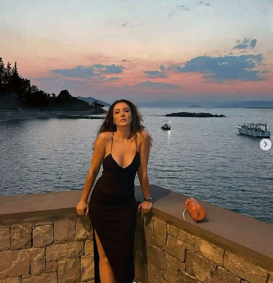 'Aşk Mantık İntikam'ın 'Esra'sı Burcu Özberk, paylaşımıyla hayranlarını telaşlandırdı! 11 'Aşk Mantık İntikam'ın 'Esra'sı Burcu Özberk, paylaşımıyla hayranlarını telaşlandırdı! 11