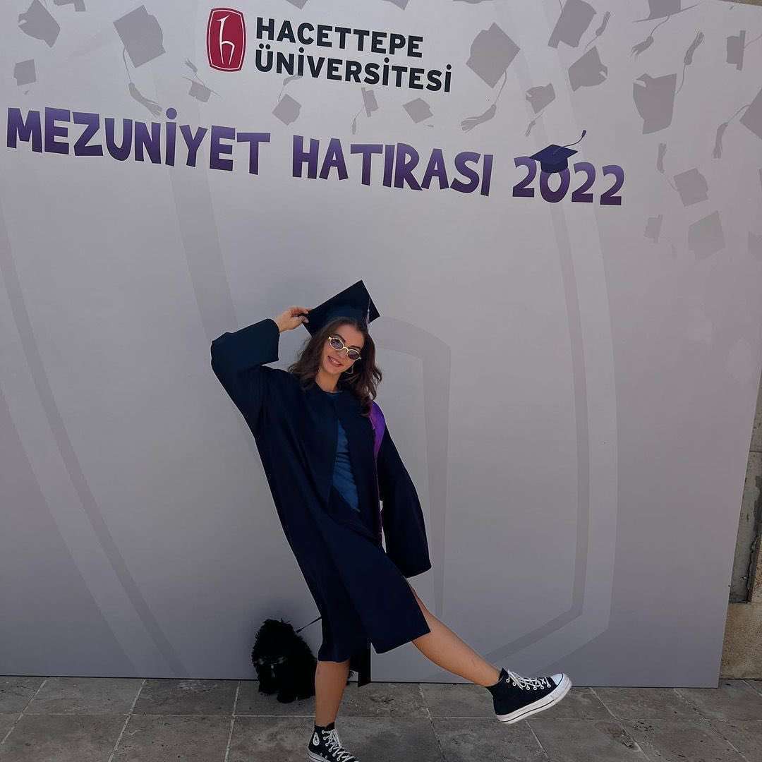 Burcu Özberk artık okullu bir oyuncu! 7