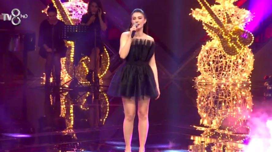 Burcu Özberk, O Ses Türkiye'de sesiyle olmasa bile tarzıyla yaktı geçti! 9