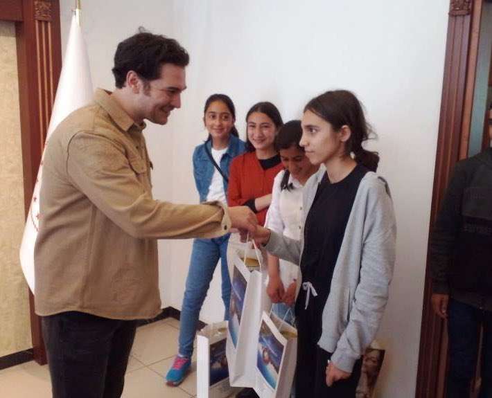 Çağatay Ulusoy, 23 Nisan’da Cizreli çocuk hayranlarıyla bir araya geldi! 7