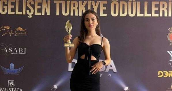 Kardeşlerim dizisinin Ayşe'si Çağla Şimşek başarısını ödülle taçlandırdı 7