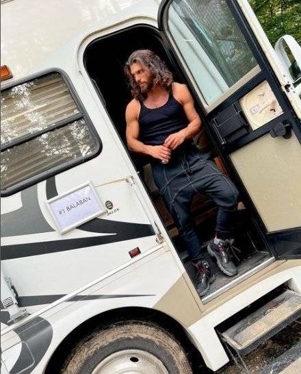 Can Yaman'ın El Turco dizisinin setinden gelen fotoğraflar ateş ediyor!.. 7