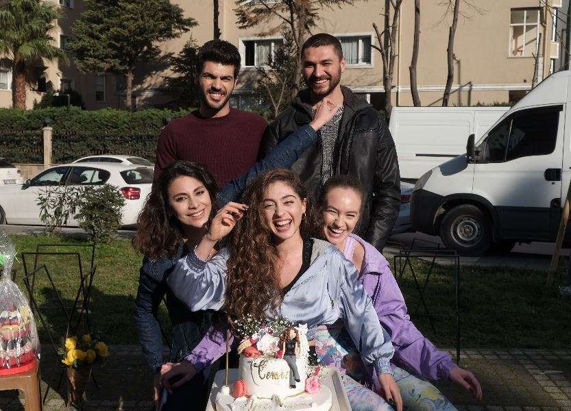 Sol Yanım setinde Cemre Baysel'e doğum günü sürprizi! 8