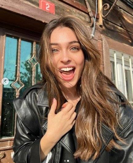 Cemre Baysel, yeni dizi kararı ile klişeyi yıktı ve çok doğru bir adım attı! 7 Cemre Baysel, yeni dizi kararı ile klişeyi yıktı ve çok doğru bir adım attı! 7
