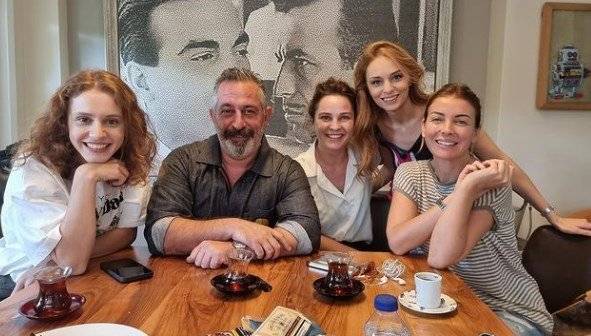 Ekranların en başarılı dört kadın oyuncusunu yanına alan Cem Yılmaz şansının farkında!.. 7 Ekranların en başarılı dört kadın oyuncusunu yanına alan Cem Yılmaz şansının farkında!.. 7