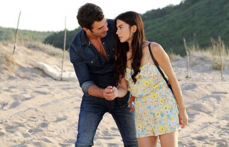 2015'te yayınlanan Çilek Kokusu dizisine bir ülkeden Demet Özdemir piyangosu vurdu! 8
