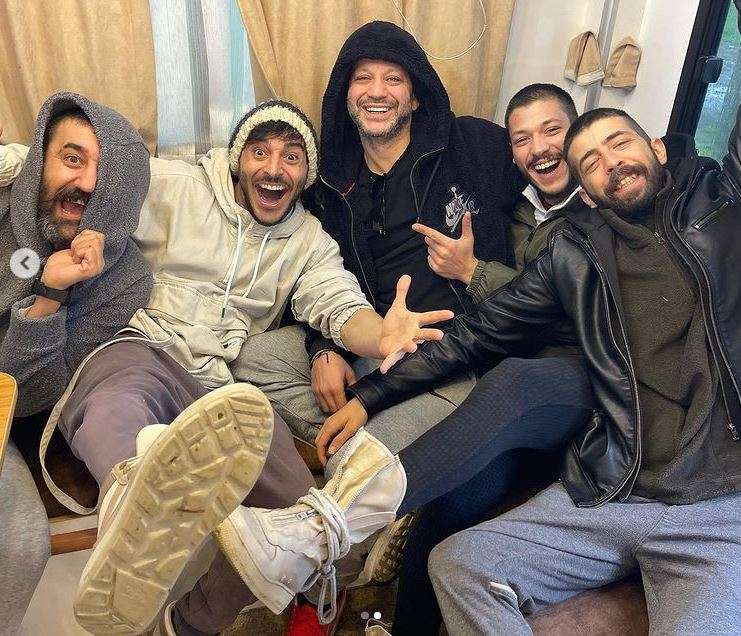 Çukur setinde çılgın poz! Demet Özdemir'den şıklık gösterisi! Alperen Duymaz'dan sempati kazandıran paylaşım! 9