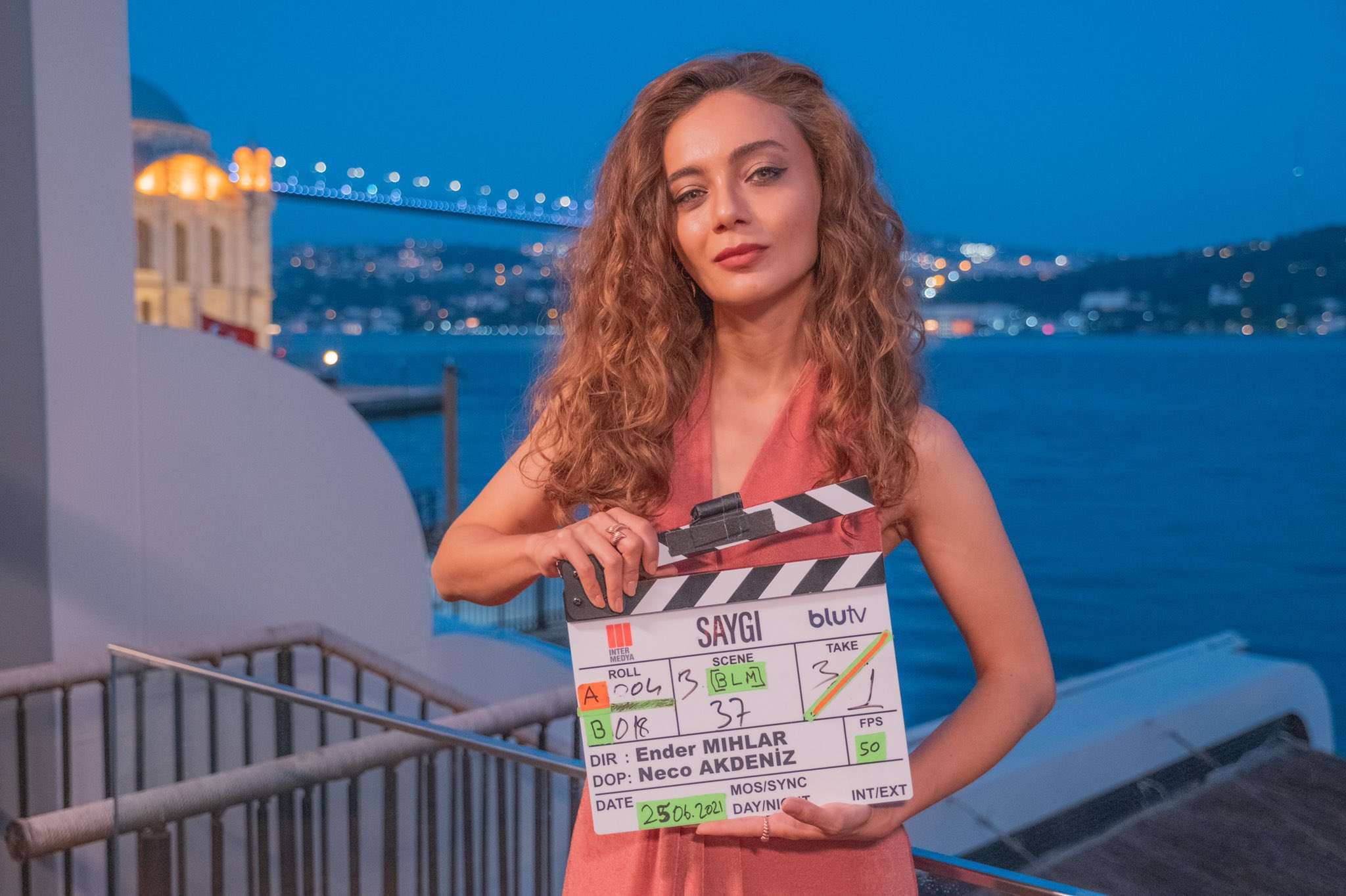 Damla Sönmez'li Saygı çekimlere başladı! Güzel oyuncu setten ilk pozunu paylaştı! 7