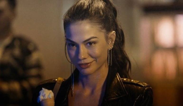 Demet Özdemir'i yeni dizisinde yerli hayranlar eleştiriyor, yabancılar savunuyor! 7