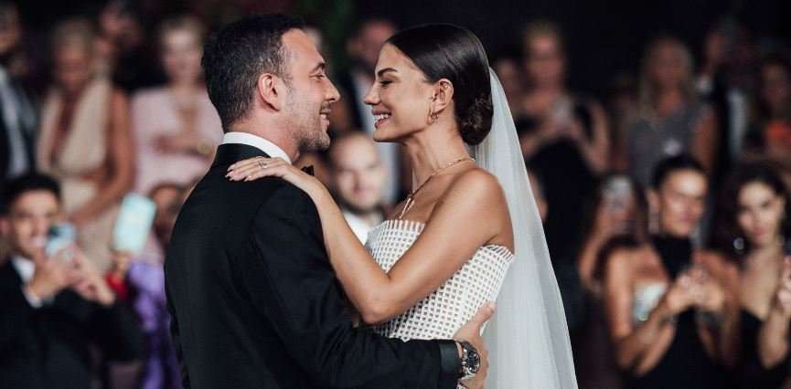 Demet Özdemir, gelinliği ile ilgili öyle bir karar aldı ki herkesin takdirini kazandı! 9 Demet Özdemir, gelinliği ile ilgili öyle bir karar aldı ki herkesin takdirini kazandı! 9