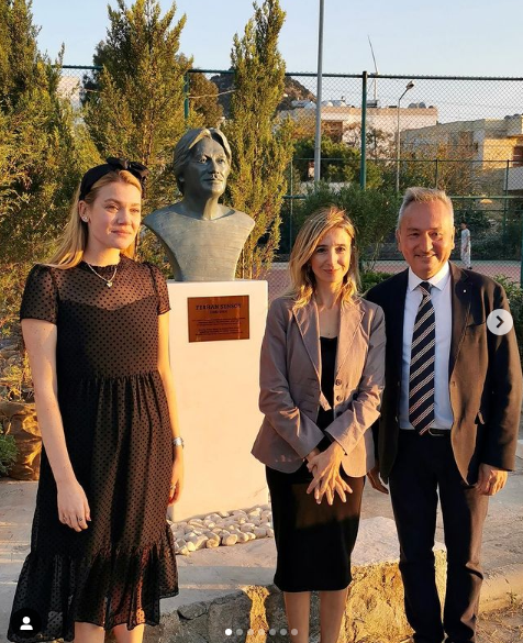 Derya Şensoy'dan, babası usta tiyatrocu Ferhan Şensoy'a büyük vefa örneği!.. 3 Derya Şensoy'dan, babası usta tiyatrocu Ferhan Şensoy'a büyük vefa örneği!.. 3