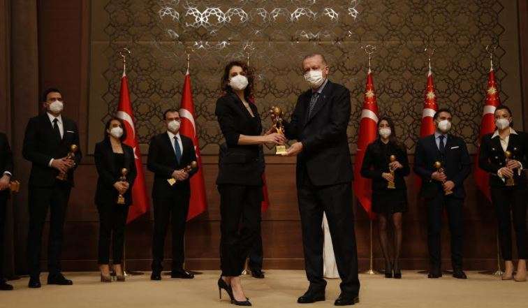 Arka Sokaklar ve Hekimoğlu dizileri ödüllendirildi! 8
