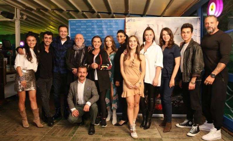 Elkızı dizi ekibi ilk bölümü birlikte keyifle izledi! 9