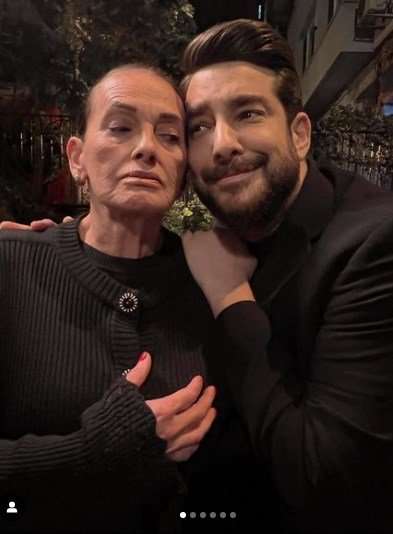 Enis Arıkan'ın usta oyuncu Nur Sürer ile pozları Camdaki Kız fanlarını mest etti!.. 9 Enis Arıkan'ın usta oyuncu Nur Sürer ile pozları Camdaki Kız fanlarını mest etti!.. 9