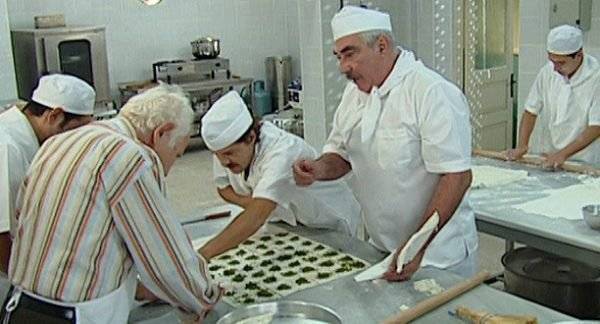 Aile Arasında’da kebap, Yabancı Damat’ta baklava yapan Erdal Özyağcılar, Balkan Ninnisi’nde köfte pişirecek! 17 Aile Arasında’da kebap, Yabancı Damat’ta baklava yapan Erdal Özyağcılar, Balkan Ninnisi’nde köfte pişirecek! 17