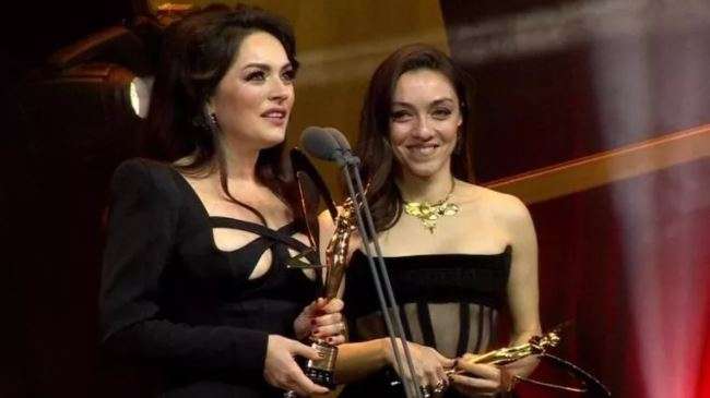 Safiye'den sonra zarafet abidesi! Ezgi Mola, cesur elbisesiyle dekolteye ayrı bir akım getirdi! 8