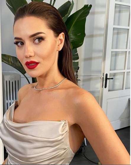 Fahriye Evcen sosyal medya paylaşımı ile büyüledi! 9