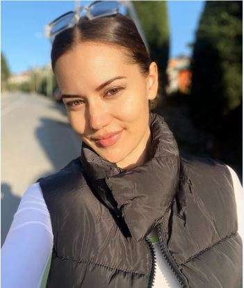 Esra Bilgiç'in kediyle pozundaki ilginç durum! Fahriye Evcen'in makyajsız güzelliği! Aslı Enver, Oli ile çok mutlu! 10