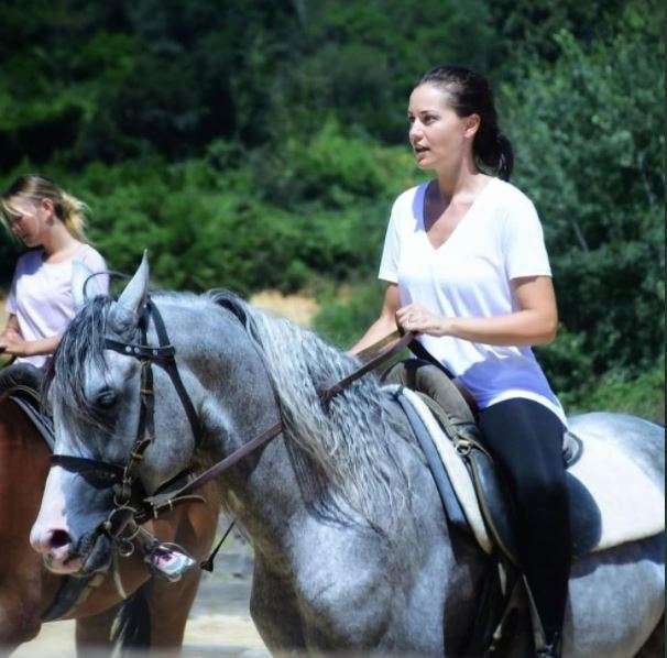 Fahriye Evcen, yeni dizisinde kocası Burak Özçivit'in izinden gidiyor! 10