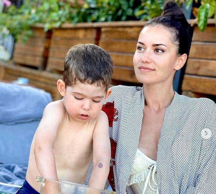 'Alparslan' dizisi ile setlere dönen Fahriye Evcen oğlunu kime emanet etti? 9 'Alparslan' dizisi ile setlere dönen Fahriye Evcen oğlunu kime emanet etti? 9