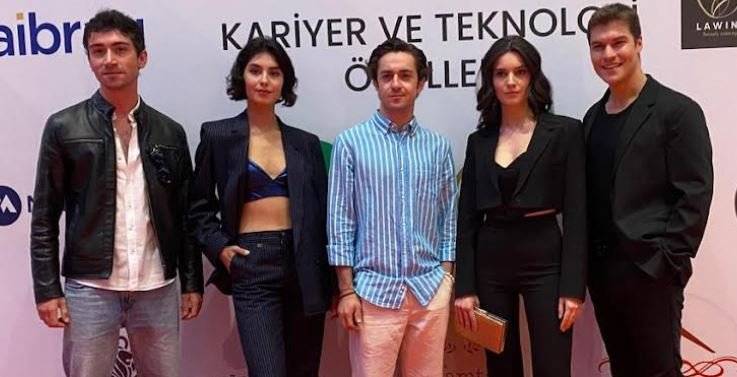 Gelsin Hayat Bildiği Gibi dizisi hak ettiği ödülü kavuştu, 'Yılın Dizisi' seçildi 7