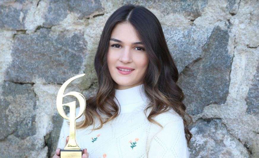 Show TV'nin Kuzey Yıldızı dizisinin Feride'si Gizem Güneş'in ödül sevinci! 7