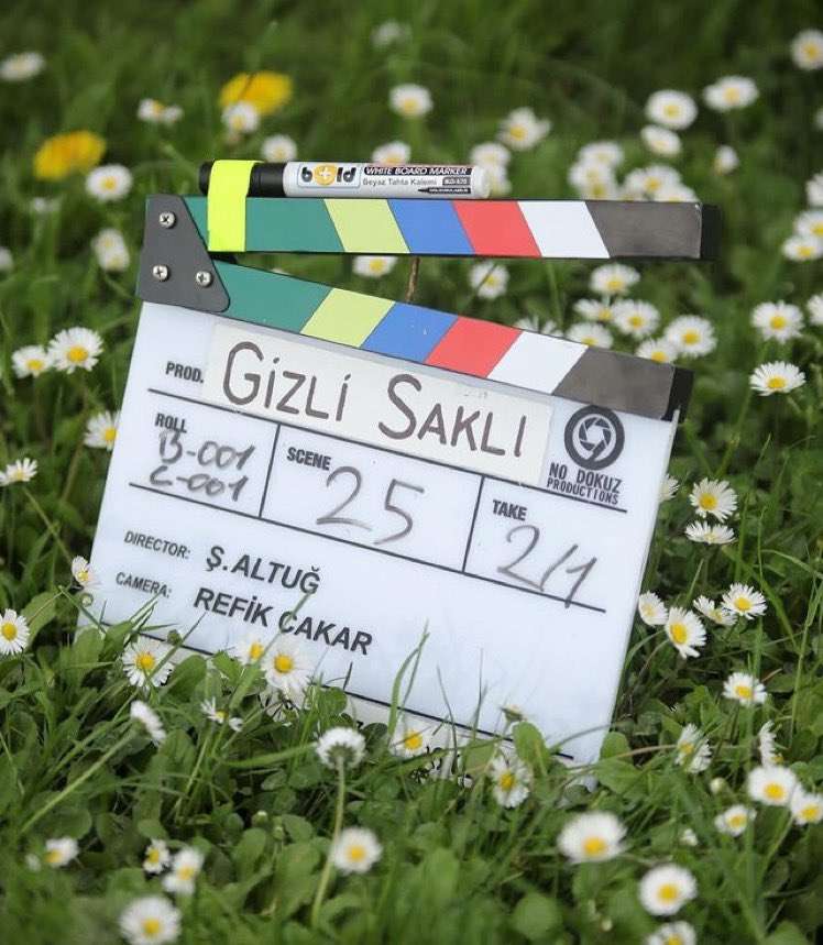 Sinem Ünsal ve Halit Özgür Sarı’yı buluşturan dizinin adı Gizli Saklı oldu! 7