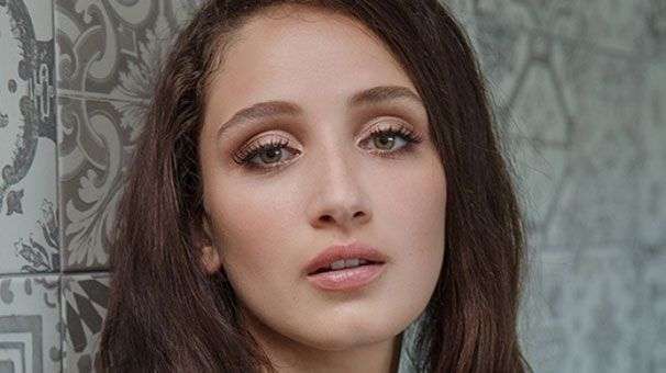 Özge Borak'ın yeni rotası belli oldu! Menajerimi Ara'nın modern dünyasından Cumhuriyet'in ilk yıllarına gidiyor! 7