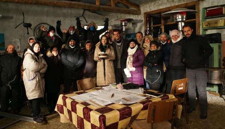 Gönül Dağı dizisinde pasta kesildi, herkesi mutluluk sardı! 7 Gönül Dağı dizisinde pasta kesildi, herkesi mutluluk sardı! 7