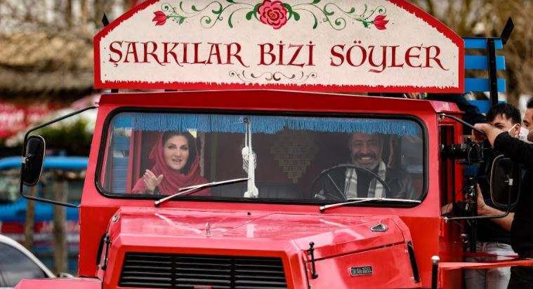 Sibel Can, Hakan Altun ve Hüsnü Şenlendirici'nin Şarkılar Bizi Söyler programı başlıyor 8 Sibel Can, Hakan Altun ve Hüsnü Şenlendirici'nin Şarkılar Bizi Söyler programı başlıyor 8