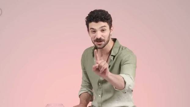 Oyunculuk aşkıyla yanıp tutuşan Halit Özgür Sarı, ailesinden okulu bıraktığını gizlediğini itiraf etti! 7 Oyunculuk aşkıyla yanıp tutuşan Halit Özgür Sarı, ailesinden okulu bıraktığını gizlediğini itiraf etti! 7