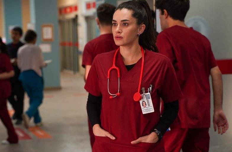 Hande Doğandemir, yeni dizisinde Derin karakteri sayesinde yepyeni deneyim fırsatına kavuştu! 7