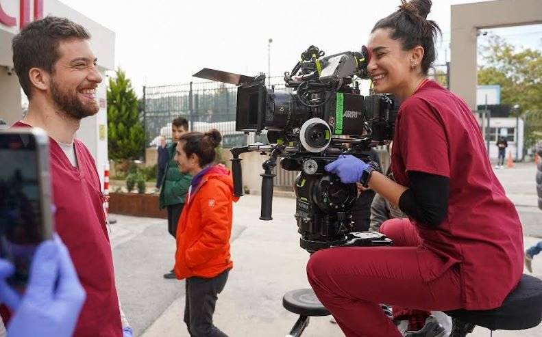 Hayat Bugün dizi setinin eğlence kaynağı Hande Doğandemir oldu! 9