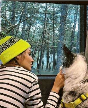 Hande Erçel'in sevimli köpeğiyle pozuna beğeni yağdı! Hazal Kaya'dan manevi abisine destek! Ayça Ayşin Turan'ın makyaj öncesi ve sonrası! 11