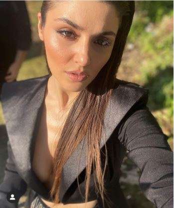Hande Erçel o pozlarını paylaşmaya bayılıyor! Aslı Enver'in kalbi onlarla dolu! 10
