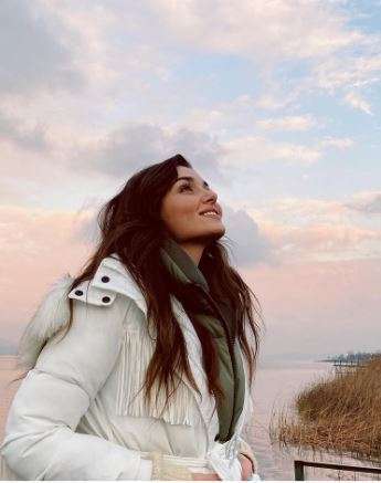 Hande Erçel, tablo gibi pozlarıyla hayranlarını mest etti ama Kerem Bürsin'den ses yok! 11 Hande Erçel, tablo gibi pozlarıyla hayranlarını mest etti ama Kerem Bürsin'den ses yok! 11