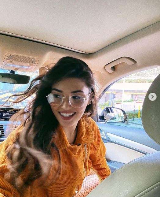 Hande Erçel mini eteği, fileli çorapları ile paylaşım yaptı, herkesin aklı Kerem Bürsin'in yorumunda kaldı! 9