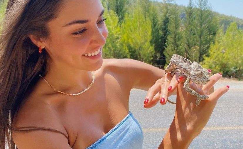 Hande Erçel'in Instagram takipçi sayısı rekora gidiyor! 7