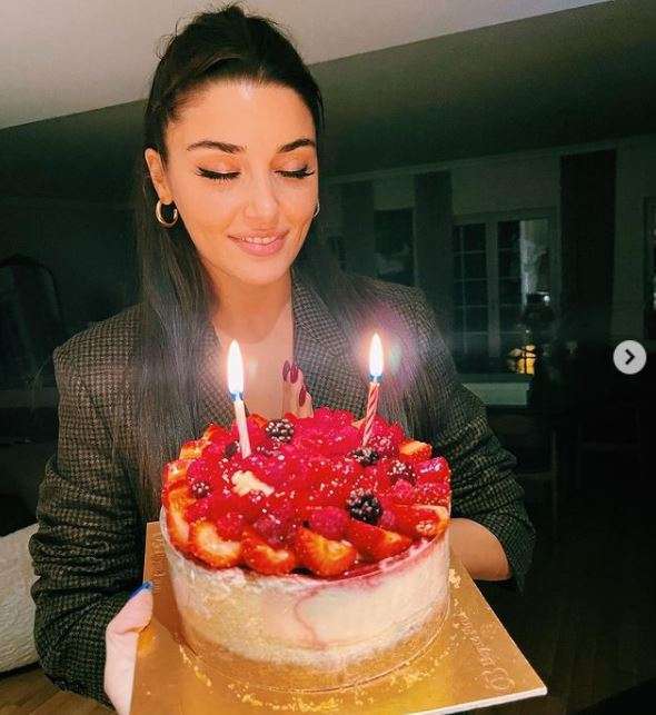 Hande Erçel'den vefat eden annesine çok özel doğum günü mesajı! 10