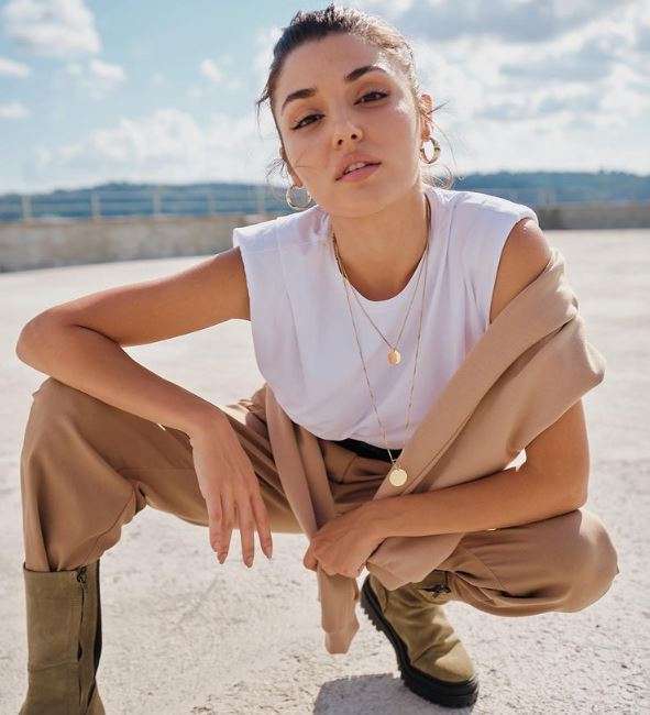 Hande Erçel ile Bige Önal, dizide rakipler ama birde onları sosyal medyada görün! 9