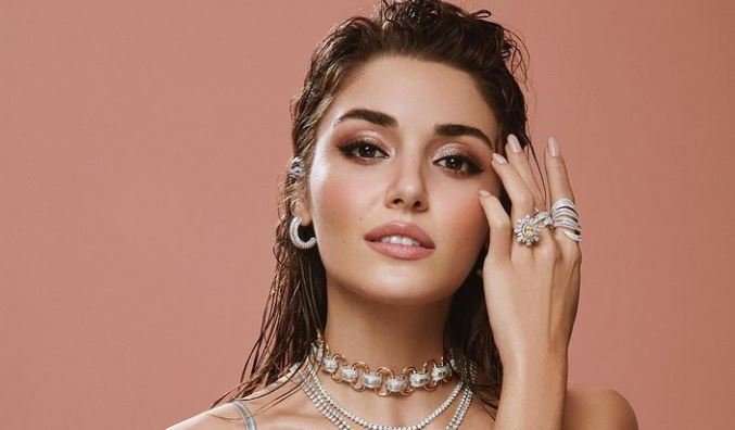 Sessizliğini koruyan Hande Erçel, yeni projesiyle ilgili ser verip sır vermiyor! 7