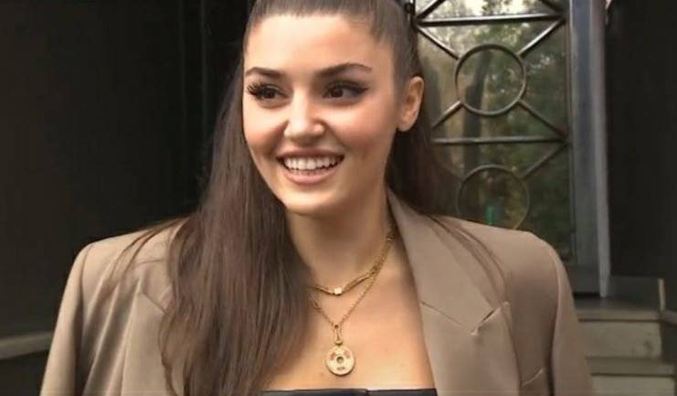 Hande Erçel'in nerede, ne yaptığını merak eden hayranları, yanıtı sosyal medyadan bizzat kendisinden aldı! 8