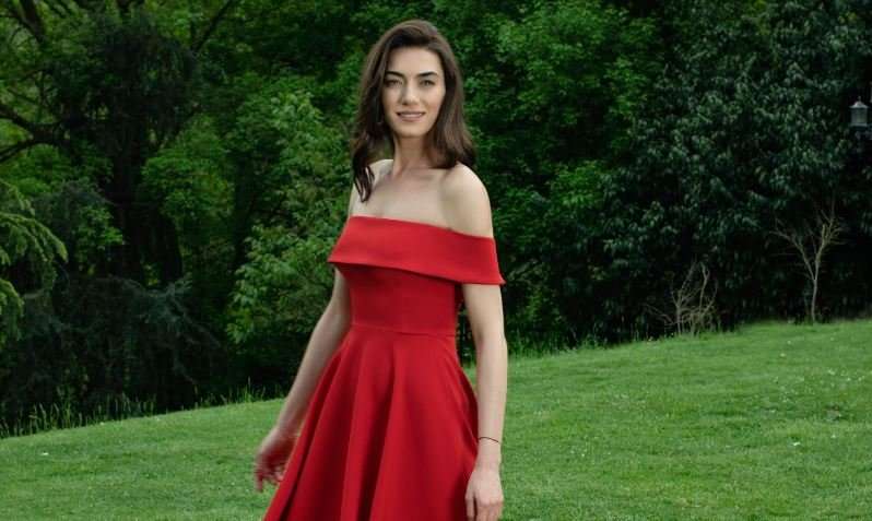 Baht Oyunu dizisiyle göz kamaştıran Hande Subaşı kadınların ortak derdine dokundu! 8 Baht Oyunu dizisiyle göz kamaştıran Hande Subaşı kadınların ortak derdine dokundu! 8