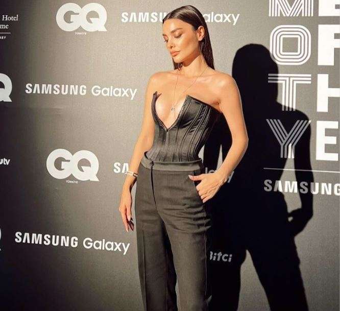 Hazal Filiz Küçükköse ile Melis Sezen'in göğüs dekoltesi karşılaştırması! 7