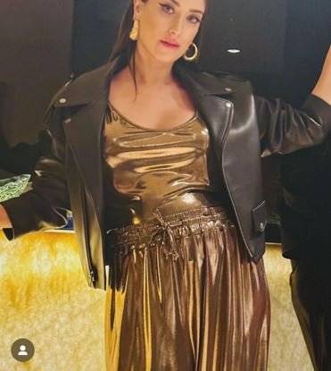 Hazal Kaya'dan heyecanlandıran paylaşım! Pera Palas'ta Gece Yarısı dizisi ikinci sezonu geliyor! 10 Hazal Kaya'dan heyecanlandıran paylaşım! Pera Palas'ta Gece Yarısı dizisi ikinci sezonu geliyor! 10