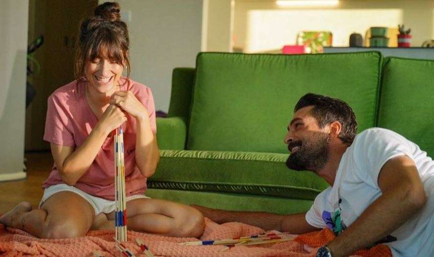 Gösterimi yılan hikayesine dönen Hazal Kaya'nın sinema filmi Benden Ne Olur yine ertelendi 24