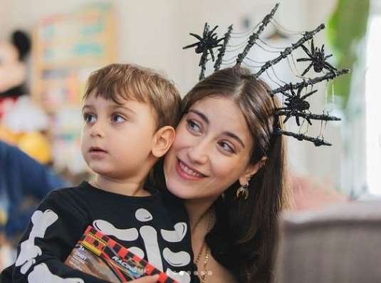 Hazal Kaya'nın aile pozlarına yapılan yorumlar dikkat çekti!.. 8 Hazal Kaya'nın aile pozlarına yapılan yorumlar dikkat çekti!.. 8
