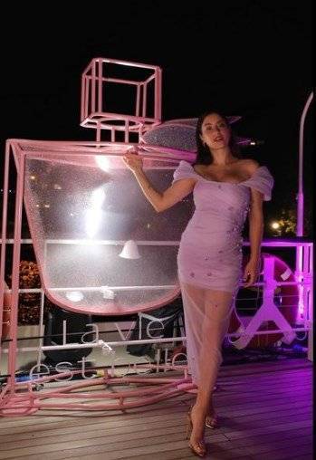 Hazal Kaya'nın karnı burnunda fotoğrafına ünlü isimlerden yorum yağdı!.. 8 Hazal Kaya'nın karnı burnunda fotoğrafına ünlü isimlerden yorum yağdı!.. 8