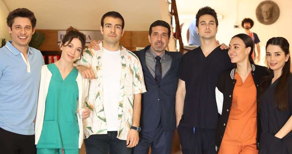 Kasaba Doktoru dizi setinde Hazal Subaşı'ya sürpriz doğum günü kutlaması! 7