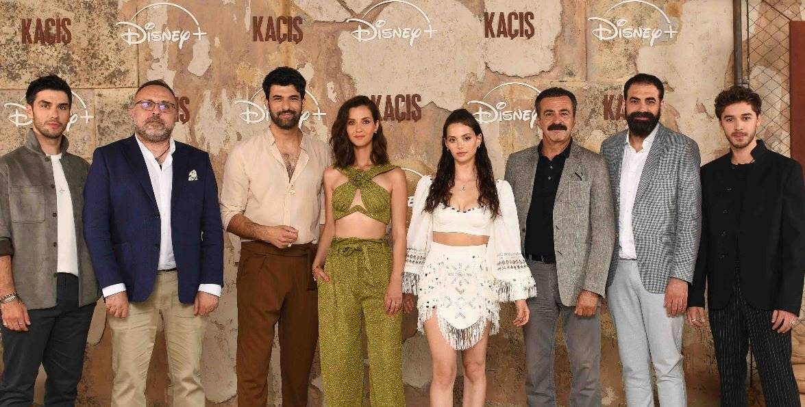 Kaçış dizisinin ilk özel gösteriminde Engin Akyürek ve İrem Helvacıoğlu gurur doluydu 9